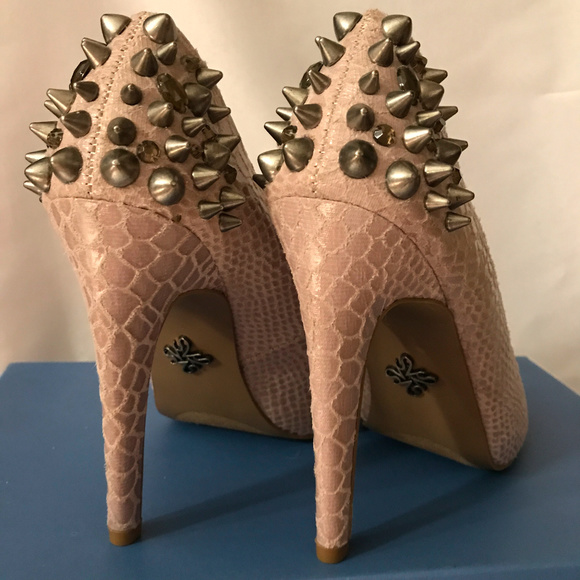 Simply Vera Wang / Svalice Grey  Snake SPIKE! NIB! - Picture 4 of 8